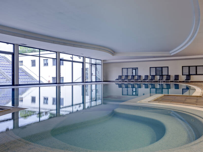 Hotellets indendørs pool kan benyttes, hvis vejret viser sig fra den trælse side.