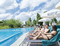 You can relax and enjoy the good weather by the outdoor swimming pool.