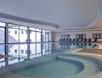 Hotellets indendørs pool kan benyttes, hvis vejret viser sig fra den trælse side.