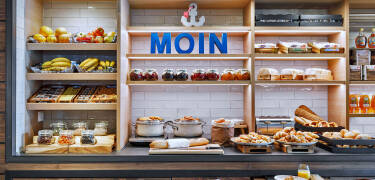 Enjoy a stay with breakfast, a welcome drink, and a delicious pizza included.