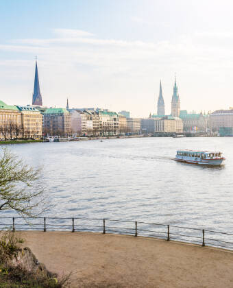 Flanieren Sie zum Jungfernstieg und genießen Sie das einzigartige Alster-Panorama.