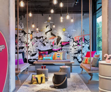 Modernt, stilrent hotell med perfekt läge för att upptäcka Hamburgs urbana puls.