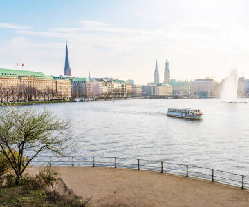 Gå en tur til Jungfernstieg og nyd den ikoniske udsigt over Alster.