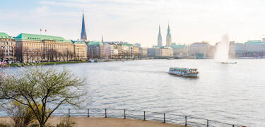 Spaser til Jungfernstieg og ta inn det ikoniske Alster-panoramaet.