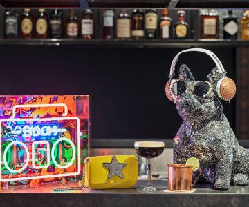 Samlas vid Moxy Bar för drinkar, snacks, spel och en härlig social stämning.