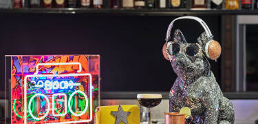 Samle vennene på Moxy Bar for drikke, snacks, spill og en sosial atmosfære.