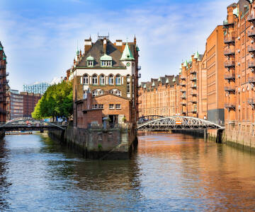 Upptäck Hamburgs maritima charm längs Elbe, Alster, kanaler och sjöar.