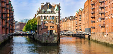 Upptäck Hamburgs maritima charm längs Elbe, Alster, kanaler och sjöar.