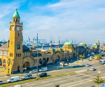 Probieren Sie ein Fischbrötchen an den Landungsbrücken und spazieren Sie durch den Alten Elbtunnel.