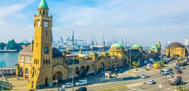 Testa en klassisk fiskmacka vid Landungsbrücken och promenera genom den gamla Elbetunneln.