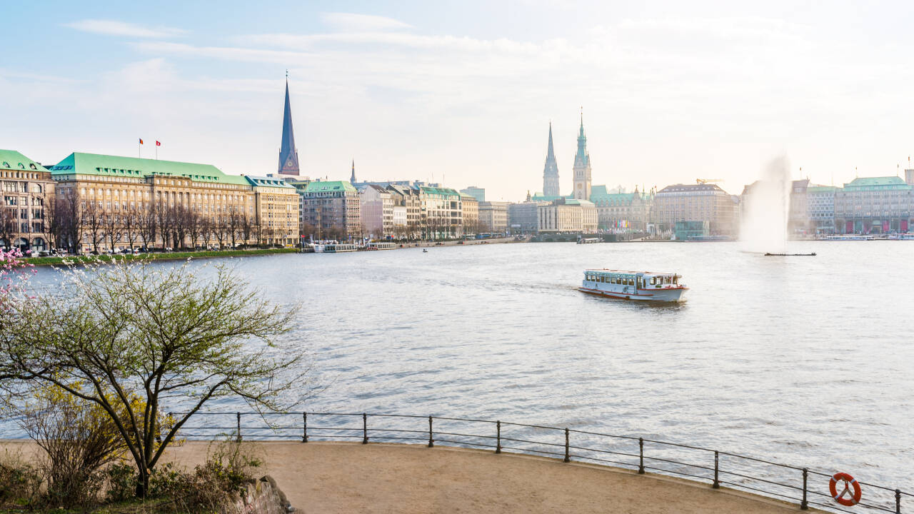 Gå en tur til Jungfernstieg og nyd den ikoniske udsigt over Alster.