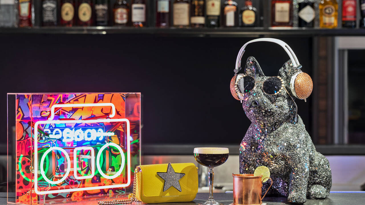 Treffen Sie sich an der Moxy Bar für Drinks, Snacks, Spiele und gesellige Stimmung.