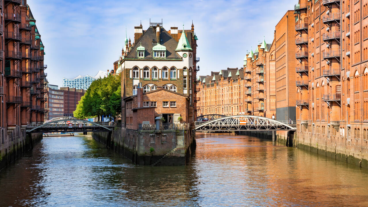 Oplev Hamburgs maritime charme langs Elben, Alster, kanaler og søer.