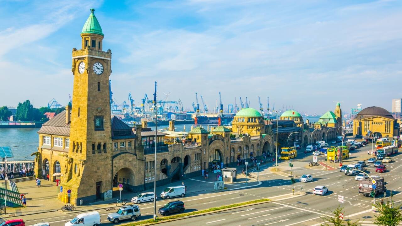 Probieren Sie ein Fischbrötchen an den Landungsbrücken und spazieren Sie durch den Alten Elbtunnel.