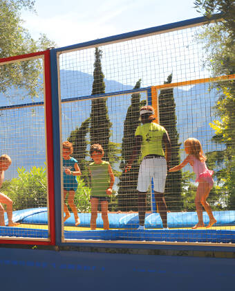 Das Hotel bietet auch einen Spielplatz mit einem Trampolin, Rutsche, Minigolf und Tischtennis.