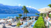 Det tager kun få minutter at komme ned til Gardasøen, hvor hotellet har en privat strand med solsenge og parasoller.