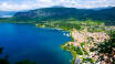 Gardasjøen er et populært feriemål for mange turister. Hotellet ligger i den nordlige enden av sjøen som er preget av flere hyggelige byer og et flott fjellandskap.