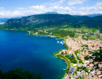 Gardasjön är en populär semester-destination och hotellet ligger vid den norra delen av sjön.