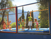 Foruden det udendørs poolområde tilbyder hotellet også legeplads med trampolin, rutsjebane, minigolf og bordtennis.