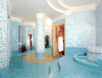 Hotellets wellnessafdeling byder på indendørs pool, jacuzzi, sauna og solarium og skønhedsbehandlinger.