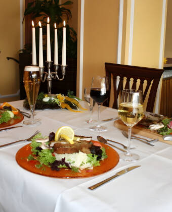 Hotellets restaurant forkæler dig med en 3 retters menu hver aften.