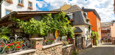 Rüdesheim will delight you with its picturesque alleyways and countless wine bars.