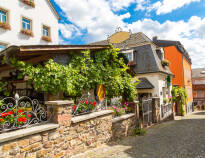 Rüdesheim begeistert seine Besucher mit den malerischen Gassen und den unzähligen Weinlokalen.