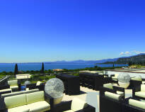 Från terrassbaren, där ni kan njuta av en drink efter maten, har ni en storslagen utsikt över Gardasjön.