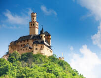 Det er over 40 slott i regionen, f.eks. Rheinfels slott i St. Goar, slottet Marksburg ved Braubach eller slottet Pfalzgrafenstein ved Kaub.