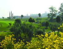 Gå en dejlig runde golf på hotellets egen 18-hullers golfbane, smukt anlagt i de naturskønne omgivelser.