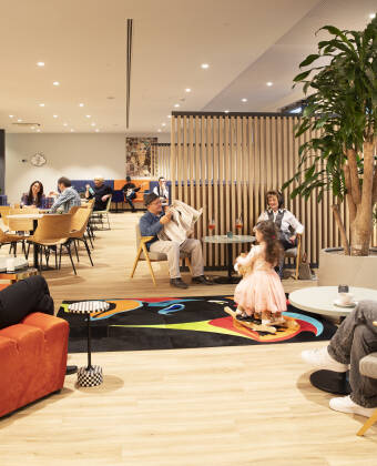 Lobbyen byr på en vennlig atmosfære med en bar for drinker og sosialt samvær.