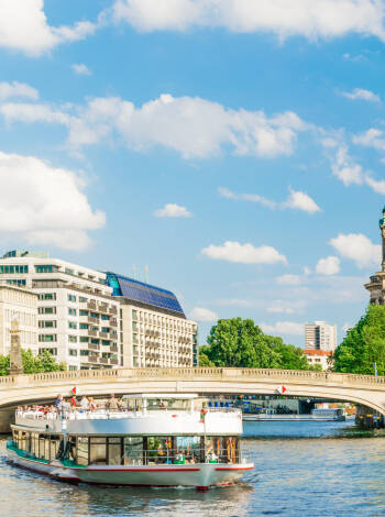 Upptäck Berlin från ett unikt perspektiv med en naturskön kryssning på Spree-floden.