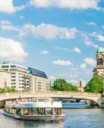 Entdecken Sie Berlin aus einer einzigartigen Perspektive bei einer Rundfahrt auf der Spree.