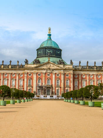 Ta en snabb tur till närliggande Potsdam och besök det magnifika Sanssouci-palatset och dess imponerande trädgårdar.