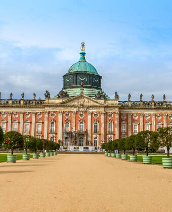 Machen Sie einen kurzen Ausflug ins nahe gelegene Potsdam, um das prächtige Schloss Sanssouci und seine Gärten zu erkunden.