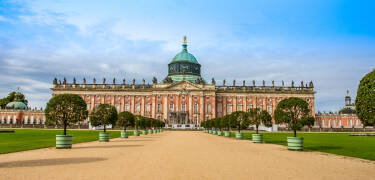Machen Sie einen kurzen Ausflug ins nahe gelegene Potsdam, um das prächtige Schloss Sanssouci und seine Gärten zu erkunden.