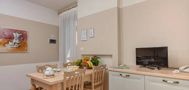 Lägenheterna är utrustade med badrum, sängplatser och ett mindre kök med matbord.