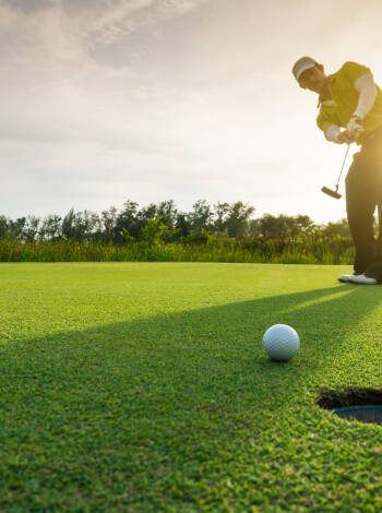 I kan udforfre hinanden i golfklubben 'Golf Club Paradiso del Garda'.