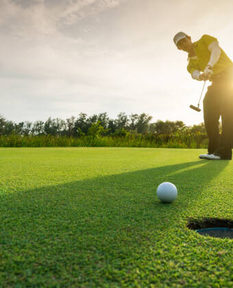 Utmana ressällskapet på golfklubben 'Golf Club Paradiso del Garda'.