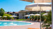 Nyt solen og svøm i hotellets utendørsbasseng i sommermånedene.