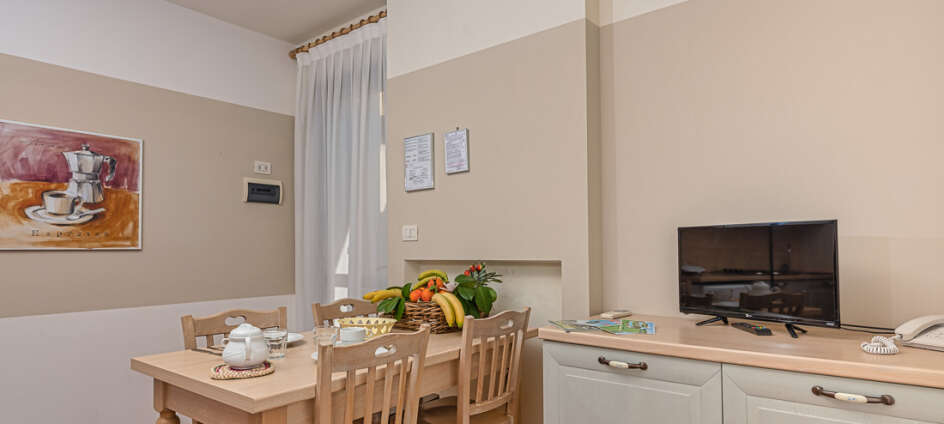 Die Apartments sind mit Badezimmern, Betten und einer kleinen Küche mit Esstisch ausgestattet.