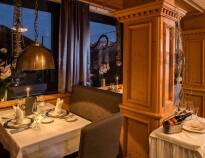 I restauranten kan du nyte deilige spesialiteter med en fantastisk utsikt over Alpene.