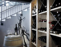 Im Weinkeller befinden sich feine Tropfen von österreichischen und internationalen Weingütern.