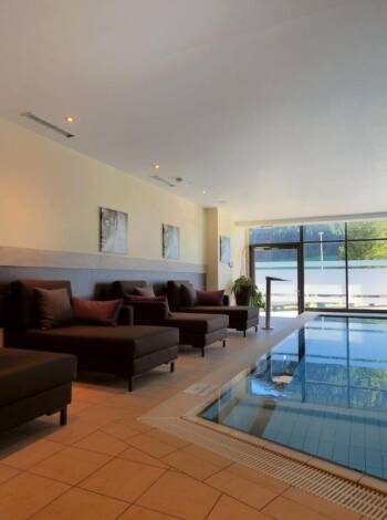 Den 400 m² store velværeoasen har innendørsbasseng, badstue og dampbad.