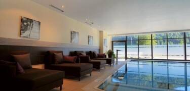Die Wellnessoase mit 400m² ist mit einem Innenpool, Sauna und Dampfbad ausgestattet.