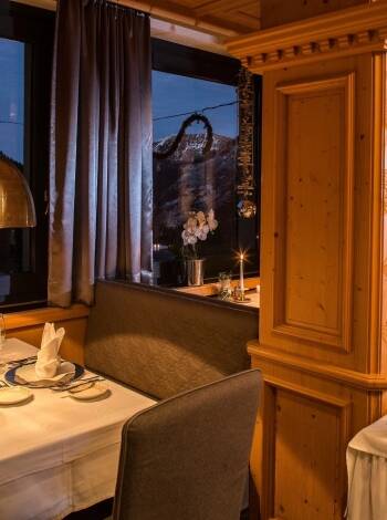 I restauranten kan du nyte deilige spesialiteter med en fantastisk utsikt over Alpene.