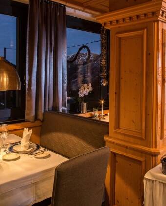 Im Restaurant genießen Sie köstliche Spezialitäten mit einem atemberaubenden Ausblick auf die Alpen.