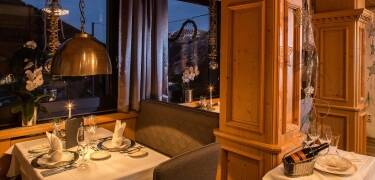 Im Restaurant genießen Sie köstliche Spezialitäten mit einem atemberaubenden Ausblick auf die Alpen.
