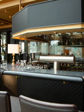 Den moderne hotellbaren inviterer deg til å dvele over en drink.
