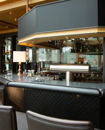 Den moderne hotellbaren inviterer deg til å dvele over en drink.